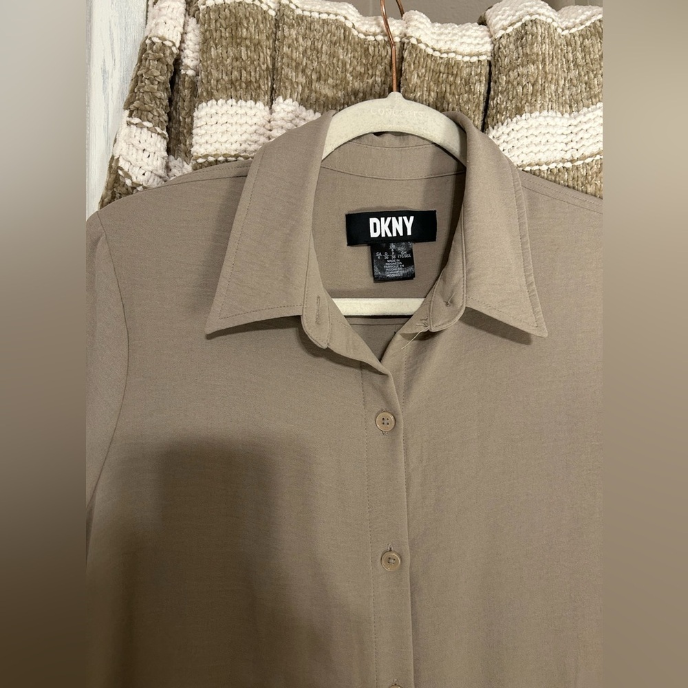 DKNY shirt dress with belt. Size 6. - Picture 3 of 11